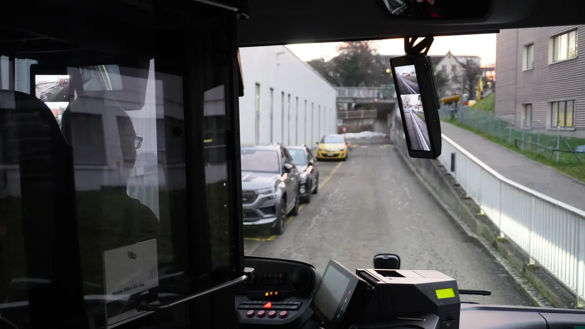 Sicht aus der Front eines Elektrobusses mit einem digitalen Monitor in der Mitte.